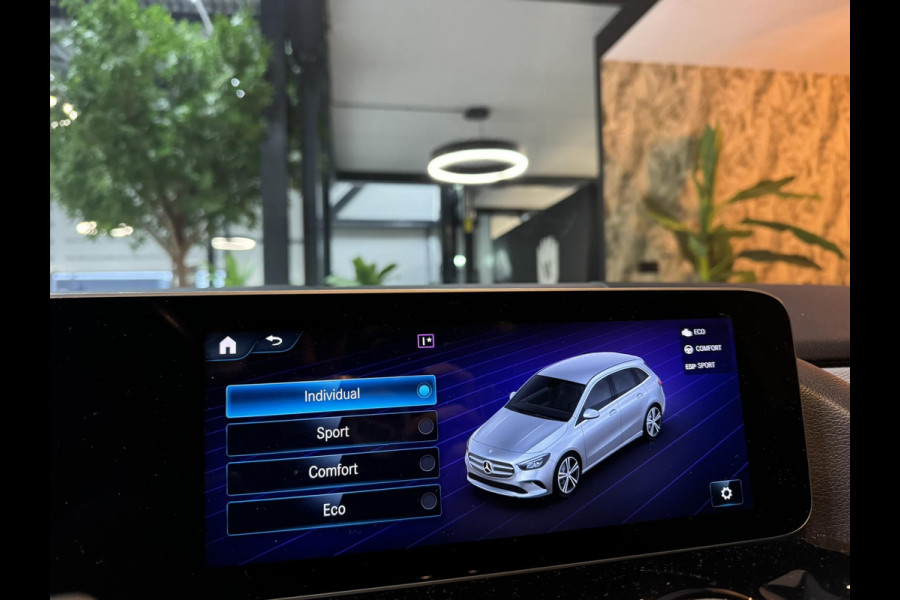 Mercedes-Benz B-Klasse 180 Business Solution NAP Garantie Carplay Camera Elek. Achterklep Led Cruise Clima Navi Rijklaar