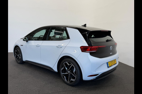 Volkswagen ID.3 Life 58 kWh Navigatie Apple Carplay/Android Auto Parkeersensoren achter Adaptive Cruise Control Stoel- en stuurverwarming Full Led Climate Control