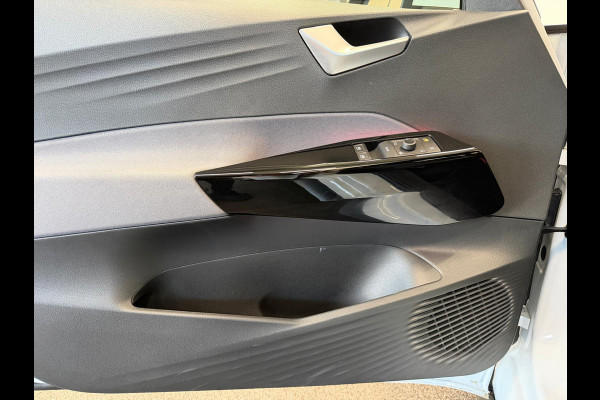 Volkswagen ID.3 Life 58 kWh Navigatie Apple Carplay/Android Auto Parkeersensoren achter Adaptive Cruise Control Stoel- en stuurverwarming Full Led Climate Control