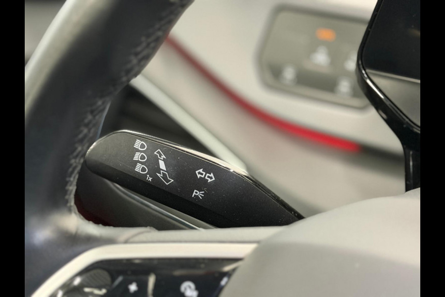 Volkswagen ID.3 Life 58 kWh Navigatie Apple Carplay/Android Auto Parkeersensoren achter Adaptive Cruise Control Stoel- en stuurverwarming Full Led Climate Control