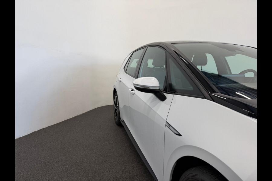 Volkswagen ID.3 Life 58 kWh Navigatie Apple Carplay/Android Auto Parkeersensoren achter Adaptive Cruise Control Stoel- en stuurverwarming Full Led Climate Control
