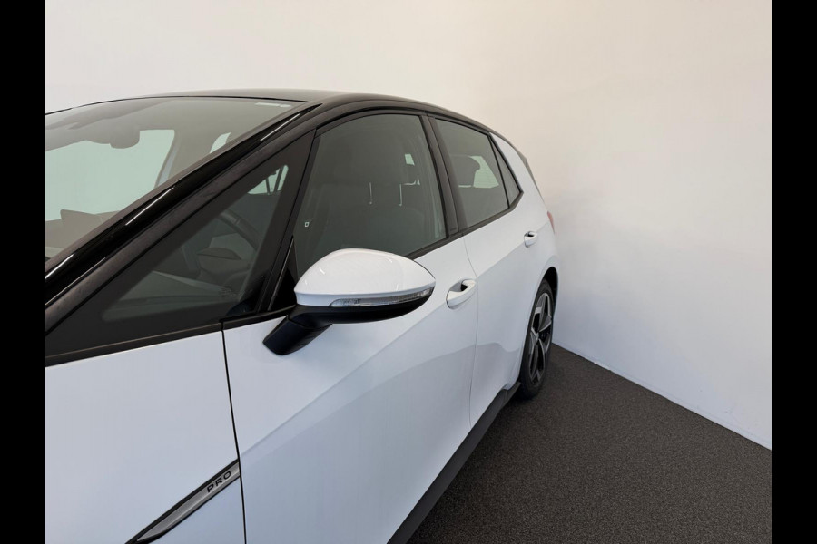 Volkswagen ID.3 Life 58 kWh Navigatie Apple Carplay/Android Auto Parkeersensoren achter Adaptive Cruise Control Stoel- en stuurverwarming Full Led Climate Control