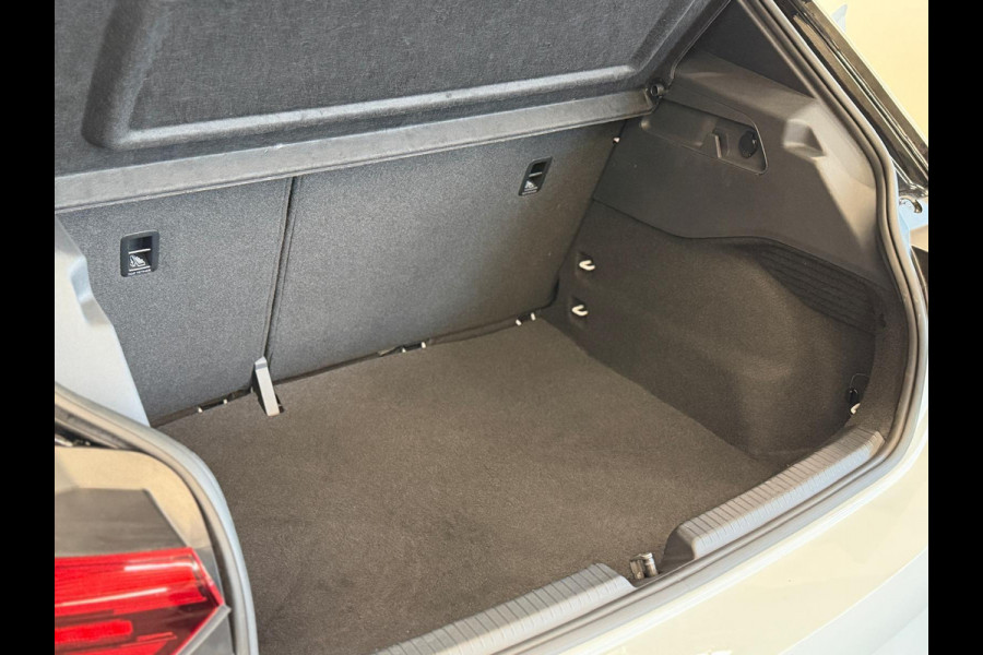 Volkswagen ID.3 Life 58 kWh Navigatie Apple Carplay/Android Auto Parkeersensoren achter Adaptive Cruise Control Stoel- en stuurverwarming Full Led Climate Control