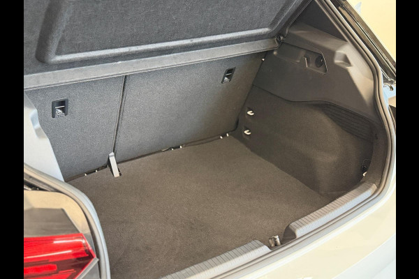 Volkswagen ID.3 Life 58 kWh Navigatie Apple Carplay/Android Auto Parkeersensoren achter Adaptive Cruise Control Stoel- en stuurverwarming Full Led Climate Control