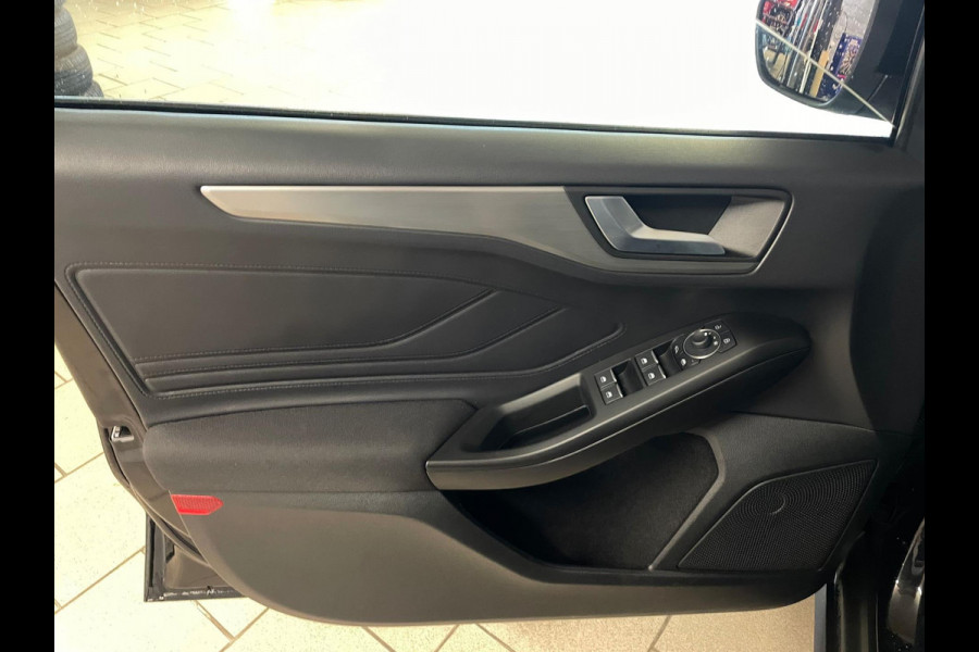 Ford Focus 1.0 EcoBoost Hybrid Titanium AIRCO NAVI CRUISE ELEK RAMEN CENT VERG VELGEN KEYLESS PRIVACYGLAS NIEUWSTAAT