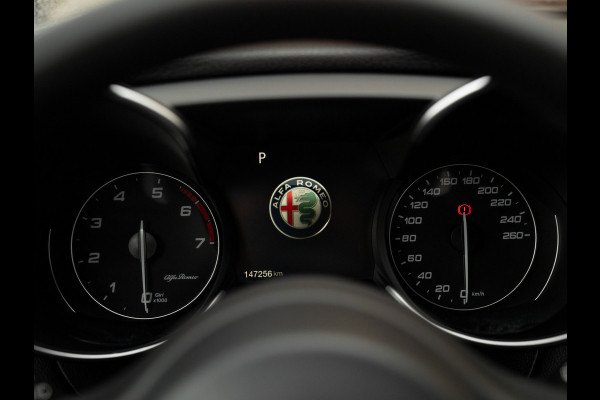 Alfa Romeo Giulia 2.0T Super | Veloce stoelen | Harman/Kardon | Veloce bumper | CarPlay