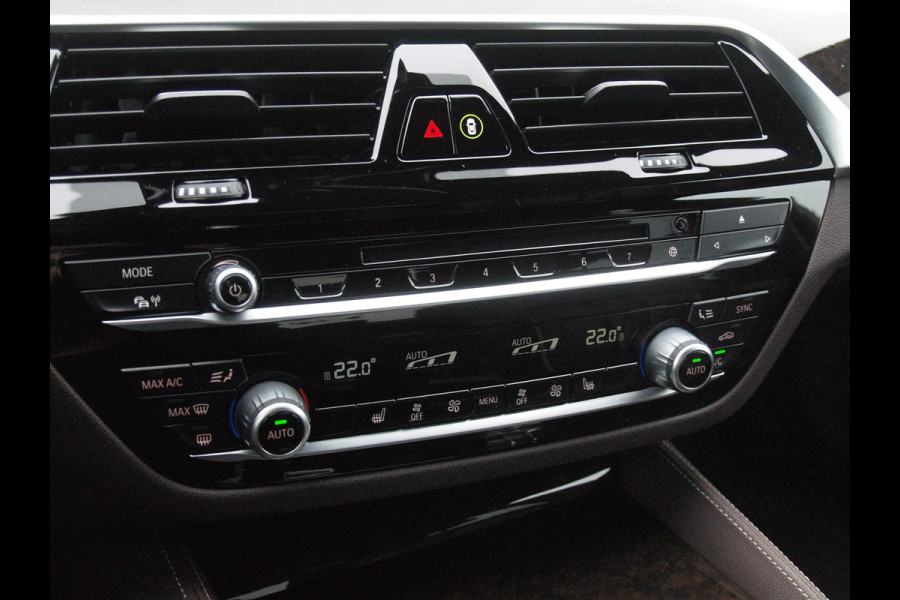 BMW 5 Serie 530i High Executive | M-Pakket | Camera | Sfeerverlichting | Automaat | NL-Auto |