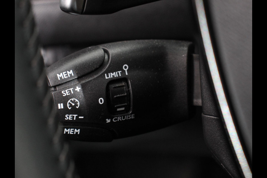 Peugeot 2008 1.2 PureTech 130pk Automaat Active Pack | Trekhaak | Climate Control | Navigatie | Cruise Control |Full LED | PDC Achter