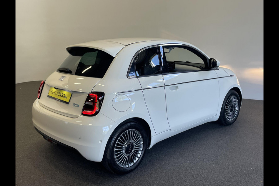Fiat 500E Comfort Style 3+1 42 kWh 244km actieradius Navigatie Apple Carplay/Android Auto Camera Parkeersensoren Blind Spot Assist Stoelverwarming Lichtmetalen velgen Ledverlichting Climate Control