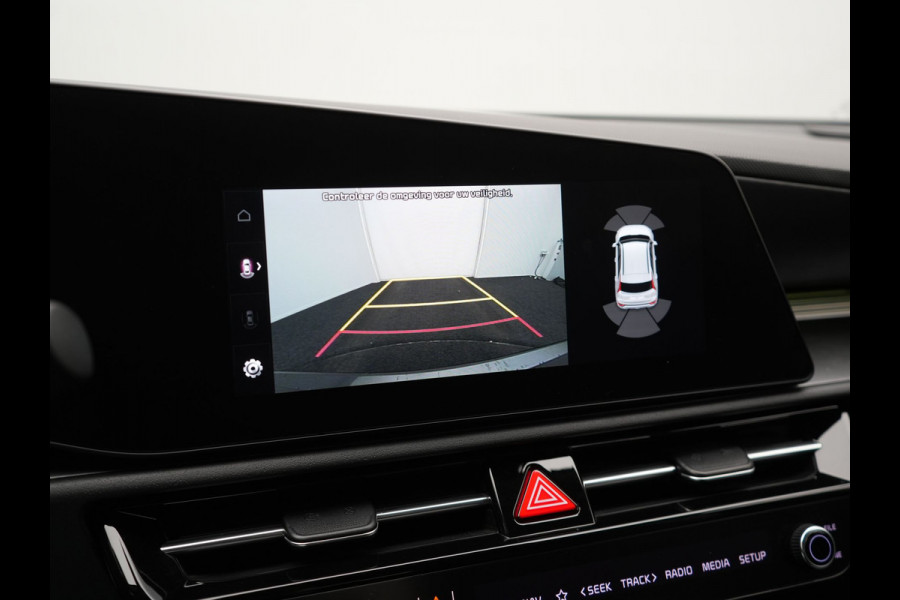 Kia Niro 1.6 GDi DynamicLine Plug In Hybrid 182pk Dealer O.H. PHEV | Adaptive Cruise | Camera | Sfeerverlichting | Apple Carplay | Sportstoelen & Stuur Verwarmd | Widescreen Navi | Keyless | LED Koplampen | DAB |