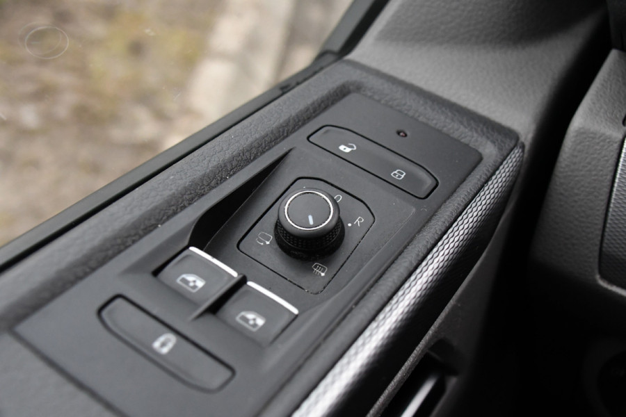 Volkswagen Transporter 2.0 TDI L2H1 30 DC Caravelle Virtual, Camera, Carplay, Leder, LED, 2 x Electrische deur, Clima, Trekhaak, 150pk, Automaat, Uniek! Bulli, Highline!