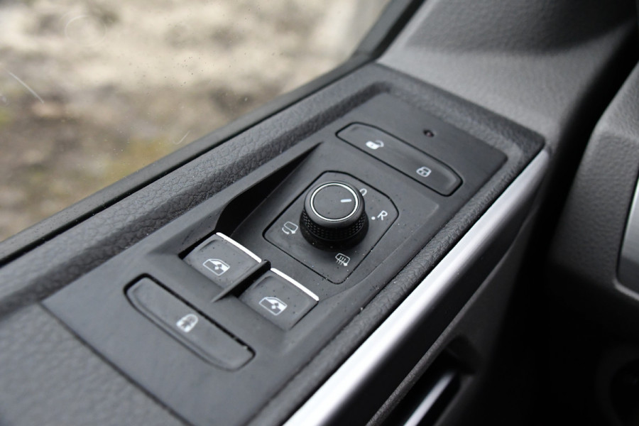 Volkswagen Transporter 2.0 TDI L2H1 30 DC Bulli Virtual, Adaptieve Cruise, Camera, Carplay, 150pk, LED, Automaat, Sensoren, trekhaak, Uniek!