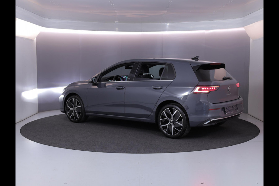 Volkswagen Golf 1.5 eTSI 50 Jahre Edition 150 pk Automaat (DSG) | Navigatie | Panoramadak | Parkeersensoren | Achteruitrijcamera | Matrix LED koplampen | Stoelverwarming |