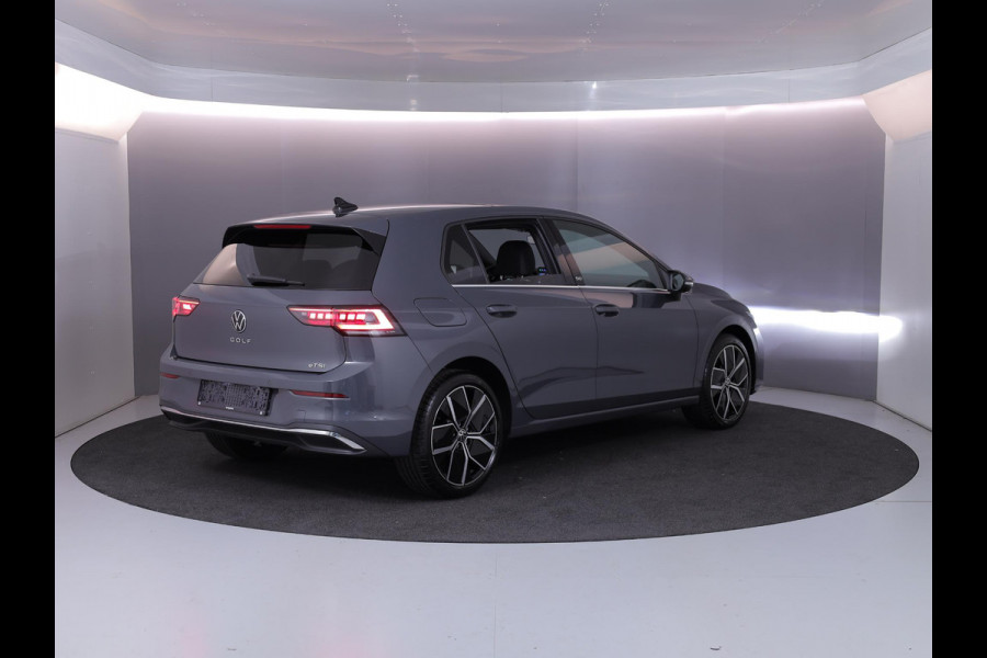 Volkswagen Golf 1.5 eTSI 50 Jahre Edition 150 pk Automaat (DSG) | Navigatie | Panoramadak | Parkeersensoren | Achteruitrijcamera | Matrix LED koplampen | Stoelverwarming |