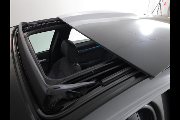 Volkswagen Golf 1.5 eTSI 50 Jahre Edition 150 pk Automaat (DSG) | Navigatie | Panoramadak | Parkeersensoren | Achteruitrijcamera | Matrix LED koplampen | Stoelverwarming |