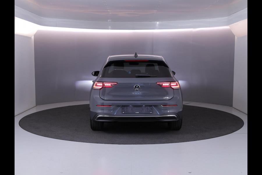 Volkswagen Golf 1.5 eTSI 50 Jahre Edition 150 pk Automaat (DSG) | Navigatie | Panoramadak | Parkeersensoren | Achteruitrijcamera | Matrix LED koplampen | Stoelverwarming |