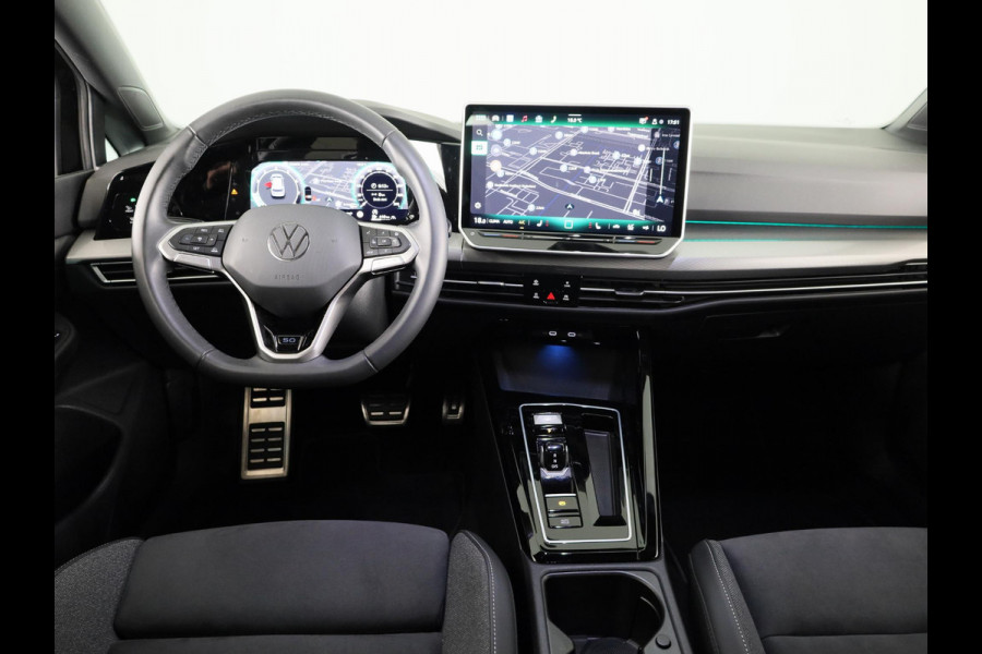 Volkswagen Golf 1.5 eTSI 50 Jahre Edition 150 pk Automaat (DSG) | Navigatie | Panoramadak | Parkeersensoren | Achteruitrijcamera | Matrix LED koplampen | Stoelverwarming |
