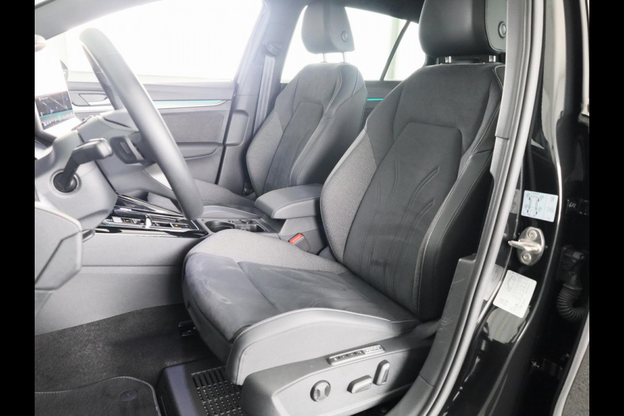 Volkswagen Golf 1.5 eTSI 50 Jahre Edition 150 pk Automaat (DSG) | Navigatie | Panoramadak | Parkeersensoren | Achteruitrijcamera | Matrix LED koplampen | Stoelverwarming |