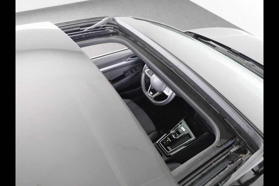 Volkswagen Golf 1.5 eTSI 50 Jahre Edition 150 pk Automaat (DSG) | Navigatie | Panoramadak | Parkeersensoren | Achteruitrijcamera | Matrix LED koplampen | Stoelverwarming |