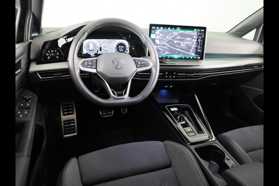 Volkswagen Golf 1.5 eTSI 50 Jahre Edition 150 pk Automaat (DSG) | Navigatie | Panoramadak | Parkeersensoren | Achteruitrijcamera | Matrix LED koplampen | Stoelverwarming |
