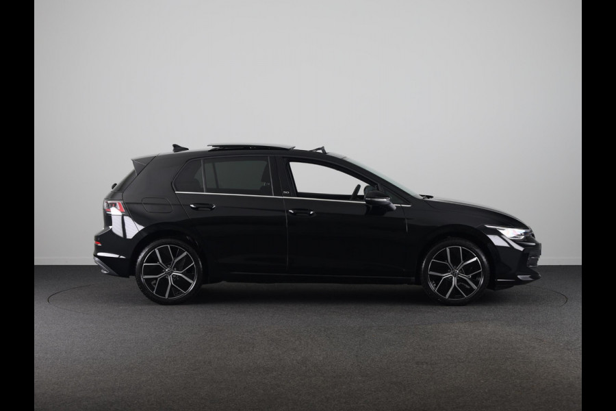 Volkswagen Golf 1.5 eTSI 50 Jahre Edition 150 pk Automaat (DSG) | Navigatie | Panoramadak | Parkeersensoren | Achteruitrijcamera | Matrix LED koplampen | Stoelverwarming |
