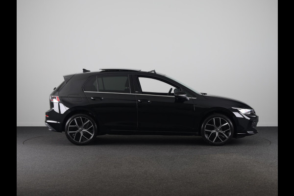 Volkswagen Golf 1.5 eTSI 50 Jahre Edition 150 pk Automaat (DSG) | Navigatie | Panoramadak | Parkeersensoren | Achteruitrijcamera | Matrix LED koplampen | Stoelverwarming |