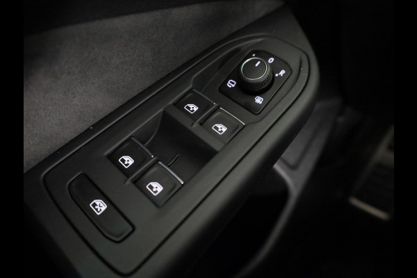 Volkswagen Golf 1.5 eTSI 50 Jahre Edition 150 pk Automaat (DSG) | Navigatie | Panoramadak | Parkeersensoren | Achteruitrijcamera | Matrix LED koplampen | Stoelverwarming |