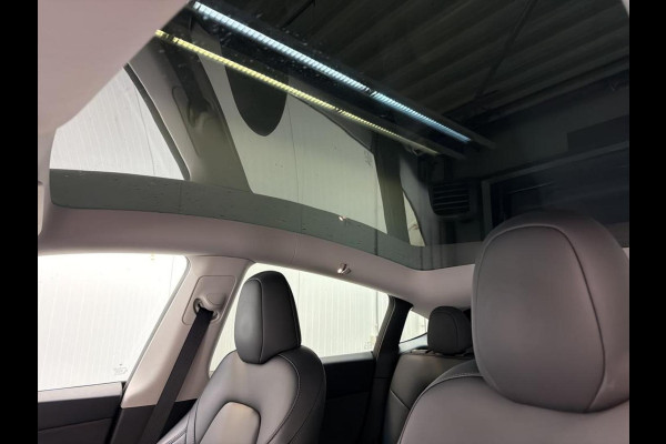 Tesla Model Y RWD 58 kWh Panoramadak 20" Wheels PDC VA + 360 Camera Full LED Leder Autopilot