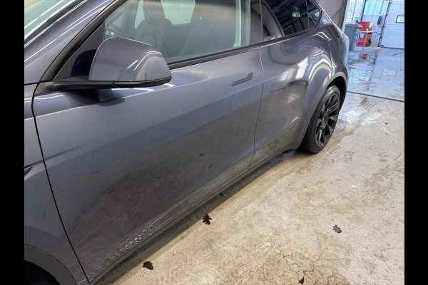 Tesla Model Y RWD 58 kWh Panoramadak 20" Wheels PDC VA + 360 Camera Full LED Leder Autopilot