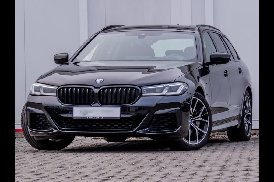 BMW 5 Serie Touring 530e M-SPORT ** LASER, LEDER, PANORAMA, TREKH, CARBON SCHWARZ ** € 34.200,= onder NP - Ex BMW-AG ** ** INFORMEER OOK NAAR ONZE AANTREKKELIJKE FINANCIAL-LEASE TARIEVEN **