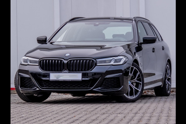 BMW 5 Serie Touring 530e M-SPORT ** LASER, LEDER, PANORAMA, TREKH, CARBON SCHWARZ ** € 34.200,= onder NP - Ex BMW-AG ** ** INFORMEER OOK NAAR ONZE AANTREKKELIJKE FINANCIAL-LEASE TARIEVEN **