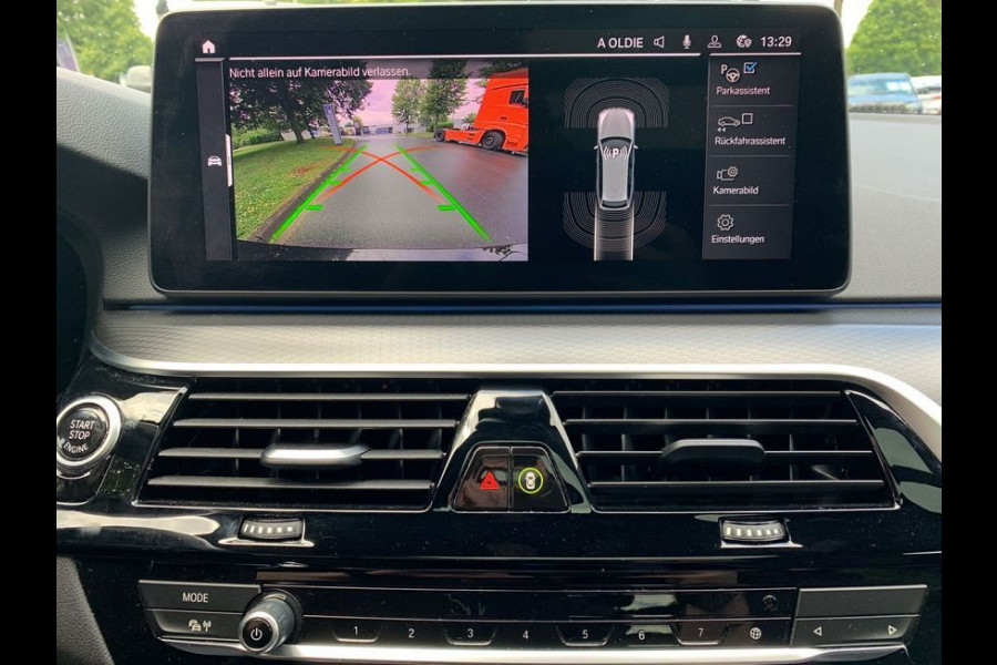 BMW 5 Serie Touring 530e M-SPORT ** LASER, LEDER, PANORAMA, TREKH, CARBON SCHWARZ ** € 34.200,= onder NP - Ex BMW-AG ** ** INFORMEER OOK NAAR ONZE AANTREKKELIJKE FINANCIAL-LEASE TARIEVEN **