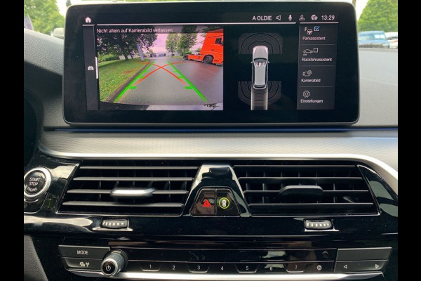 BMW 5 Serie Touring 530e M-SPORT ** LASER, LEDER, PANORAMA, TREKH, CARBON SCHWARZ ** € 34.200,= onder NP - Ex BMW-AG ** ** INFORMEER OOK NAAR ONZE AANTREKKELIJKE FINANCIAL-LEASE TARIEVEN **