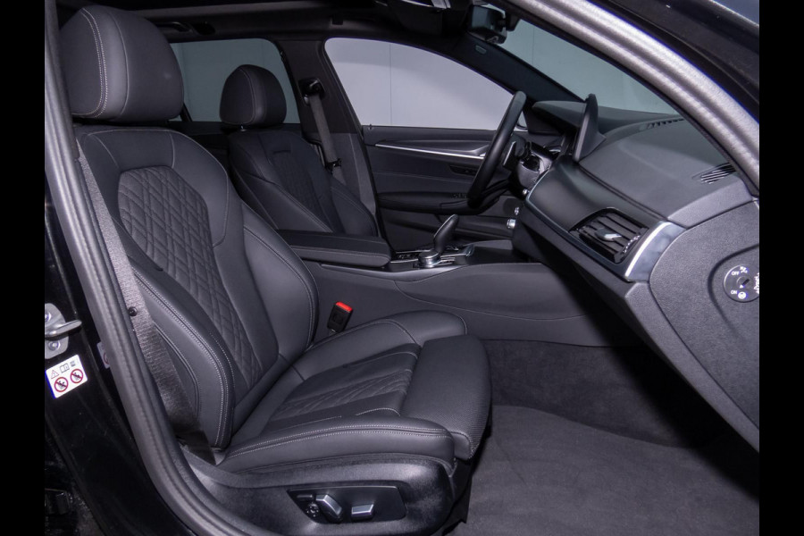 BMW 5 Serie Touring 530e M-SPORT ** LASER, LEDER, PANORAMA, TREKH, CARBON SCHWARZ ** € 34.200,= onder NP - Ex BMW-AG ** ** INFORMEER OOK NAAR ONZE AANTREKKELIJKE FINANCIAL-LEASE TARIEVEN **