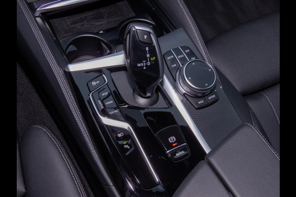 BMW 5 Serie Touring 530e M-SPORT ** LASER, LEDER, PANORAMA, TREKH, CARBON SCHWARZ ** € 34.200,= onder NP - Ex BMW-AG ** ** INFORMEER OOK NAAR ONZE AANTREKKELIJKE FINANCIAL-LEASE TARIEVEN **