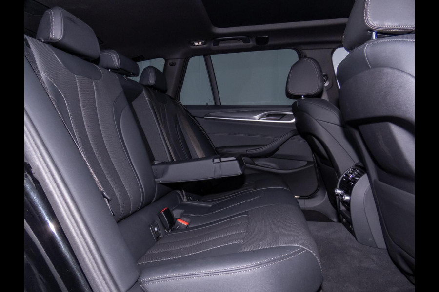 BMW 5 Serie Touring 530e M-SPORT ** LASER, LEDER, PANORAMA, TREKH, CARBON SCHWARZ ** € 34.200,= onder NP - Ex BMW-AG ** ** INFORMEER OOK NAAR ONZE AANTREKKELIJKE FINANCIAL-LEASE TARIEVEN **