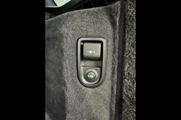 BMW 5 Serie Touring 530e M-SPORT ** LASER, LEDER, PANORAMA, TREKH, CARBON SCHWARZ ** € 34.200,= onder NP - Ex BMW-AG ** ** INFORMEER OOK NAAR ONZE AANTREKKELIJKE FINANCIAL-LEASE TARIEVEN **