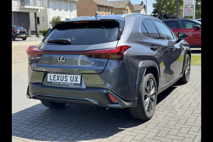 Lexus UX 250h F Sport Line | Facelift, Head up display, Blind Spot, 18 inch, Parkeersensoren, Stoel + Stuurverwarming, Groot scherm