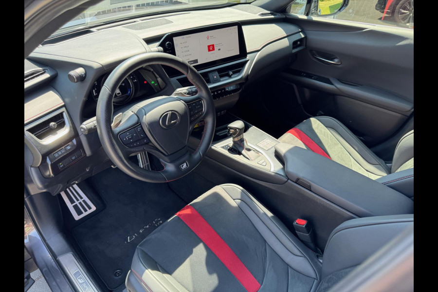 Lexus UX 250h F Sport Line | Facelift, Head up display, Blind Spot, 18 inch, Parkeersensoren, Stoel + Stuurverwarming, Groot scherm