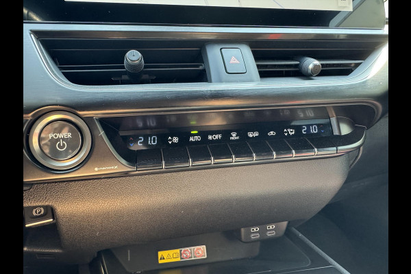 Lexus UX 250h F Sport Line | Facelift, Head up display, Blind Spot, 18 inch, Parkeersensoren, Stoel + Stuurverwarming, Groot scherm