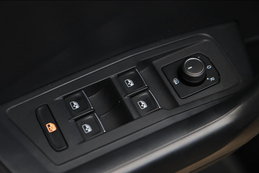 Volkswagen T-Roc 1.5 TSI / PANODAK / ACC / CAMERA / CARPLAY / STUUR+STOELVERW