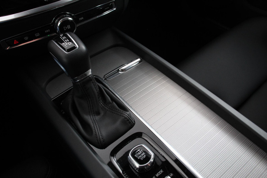 Volvo V60 2.0 T5 250pk Automaat Inscription Navigatie Apple Carpla/Android Auto Climate control Leder Parkeer sensoren Virtual Cockpit |Lichtmetalen velgen 18"