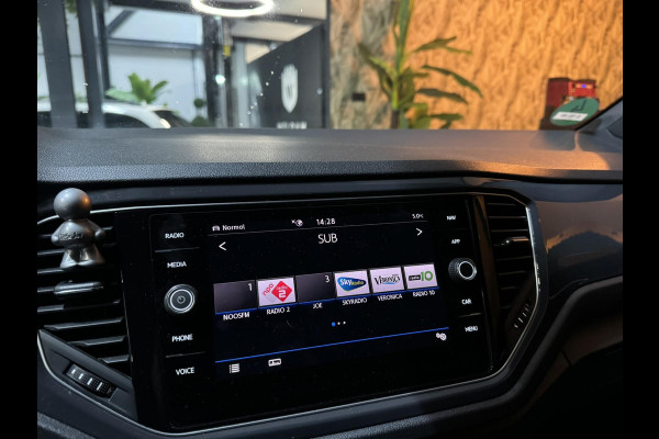 Volkswagen T-Roc 1.5 TSI R-Line Garantie Digi Dash Carplay StoelVW Blindspot Elek Achterklep ACC Clima Navi Led Rijklaar