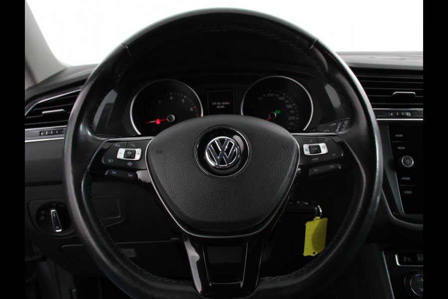 Volkswagen Tiguan Allspace 1.5 TSI DSG Comfortline 7p. Climate Control Camera Parkeer sensoren Trekhaak Electrisch bedienbare achterklep Stoelverwarming
