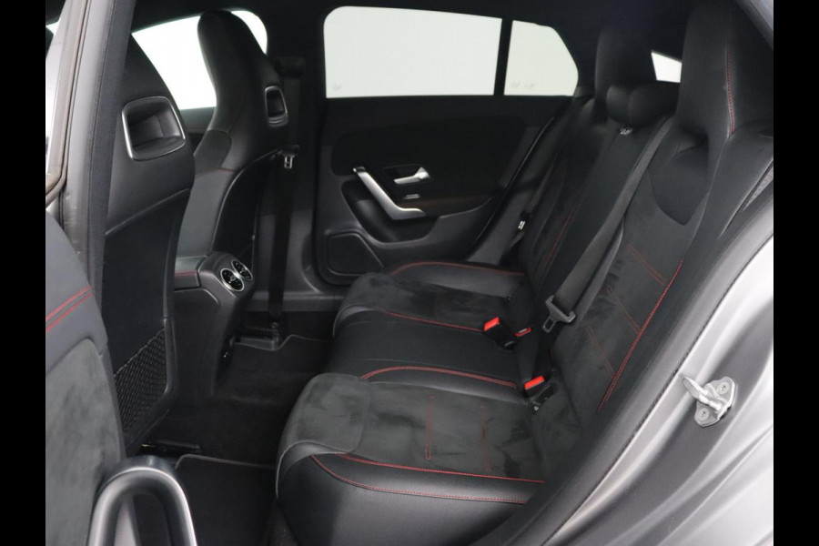 Mercedes-Benz CLA-Klasse 180d Business Solution AMG | Stoelverwarming | Carplay | Camera | Leder/Alcantara | Navigatie | Widescreen | Sfeerverlichting | Designo Mountaingrijs Magno