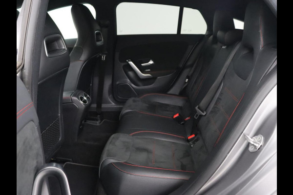 Mercedes-Benz CLA-Klasse 180d Business Solution AMG | Stoelverwarming | Carplay | Camera | Leder/Alcantara | Navigatie | Widescreen | Sfeerverlichting | Designo Mountaingrijs Magno