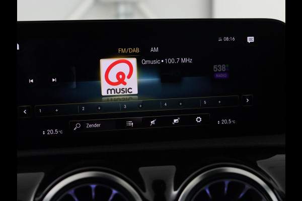 Mercedes-Benz CLA-Klasse 180d Business Solution AMG | Stoelverwarming | Carplay | Camera | Leder/Alcantara | Navigatie | Widescreen | Sfeerverlichting | Designo Mountaingrijs Magno