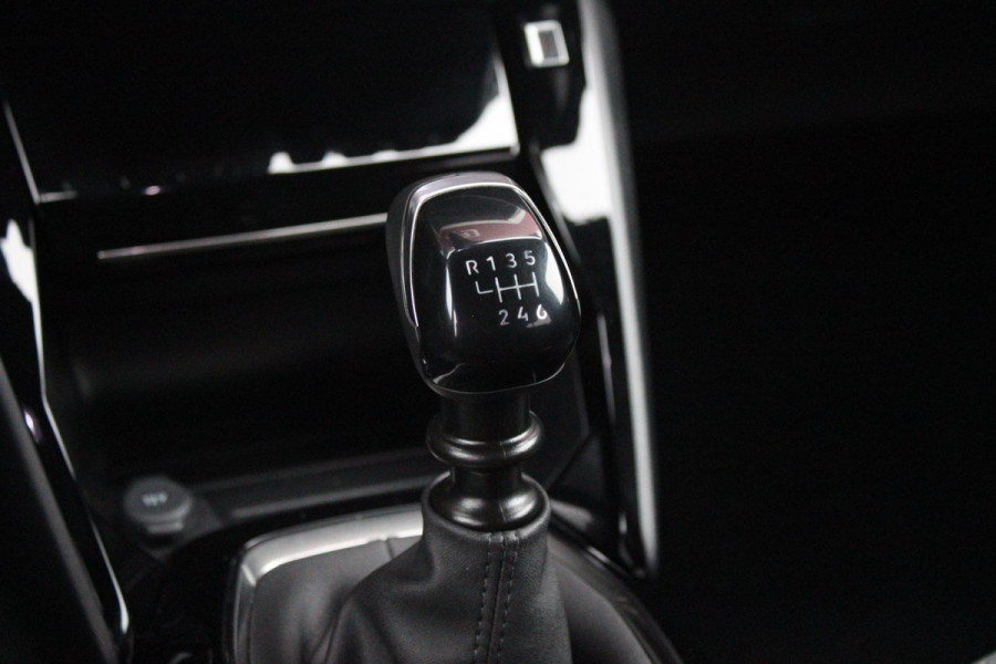 Peugeot 2008 1.2 100PK ALLURE PACK | CAMERA VOOR + ACHTER | NAVIGATIE | TREKHAAK | DRAADLOZE APPLE CARPLAY/ANDROID AUTO | DRAADLOZE TELEFOONLADER | CLIMATE CONTROL | LICHTMETALEN VELGEN 17" | ADAPTIVE CRUISE CONTROL | DAB+ RADIO | KEYLESS ENTRY/START | DODEHOEK DETECTIE |
