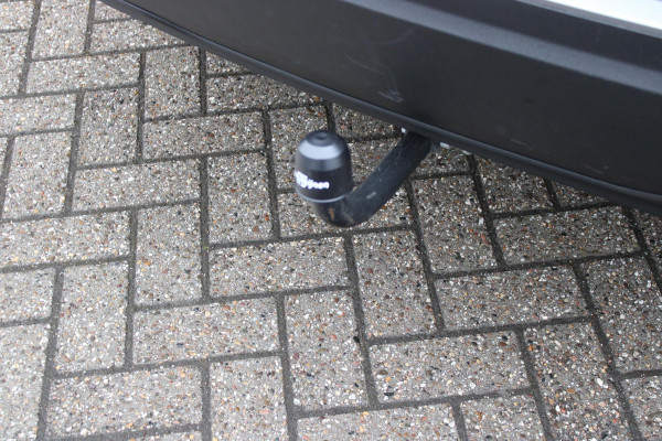 Peugeot 2008 1.2 100PK ALLURE PACK | CAMERA VOOR + ACHTER | NAVIGATIE | TREKHAAK | DRAADLOZE APPLE CARPLAY/ANDROID AUTO | DRAADLOZE TELEFOONLADER | CLIMATE CONTROL | LICHTMETALEN VELGEN 17" | ADAPTIVE CRUISE CONTROL | DAB+ RADIO | KEYLESS ENTRY/START | DODEHOEK DETECTIE |