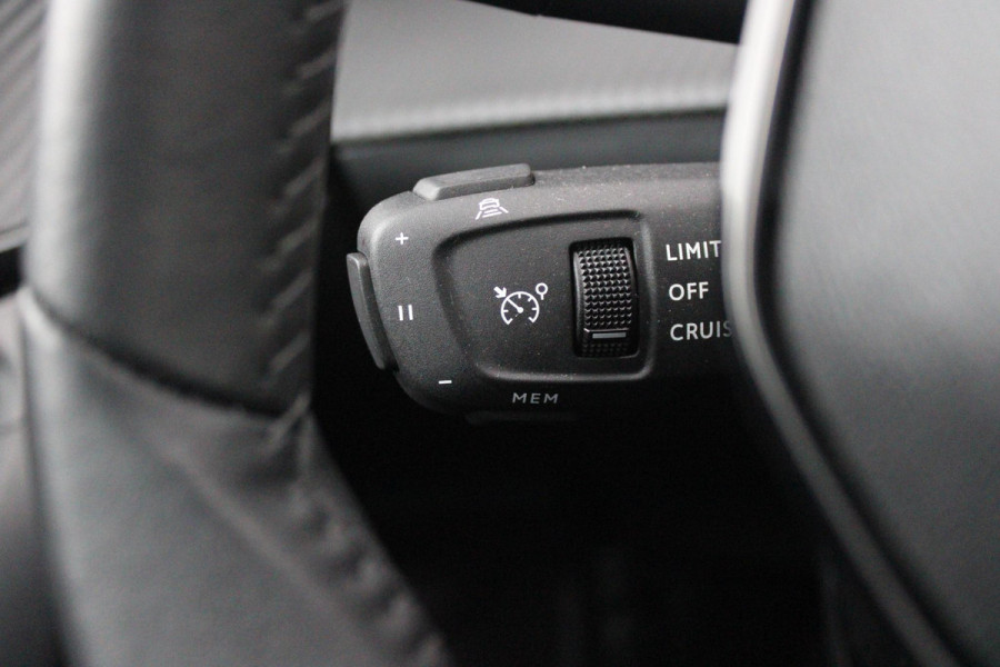 Peugeot 2008 1.2 100PK ALLURE PACK | CAMERA VOOR + ACHTER | NAVIGATIE | TREKHAAK | DRAADLOZE APPLE CARPLAY/ANDROID AUTO | DRAADLOZE TELEFOONLADER | CLIMATE CONTROL | LICHTMETALEN VELGEN 17" | ADAPTIVE CRUISE CONTROL | DAB+ RADIO | KEYLESS ENTRY/START | DODEHOEK DETECTIE |